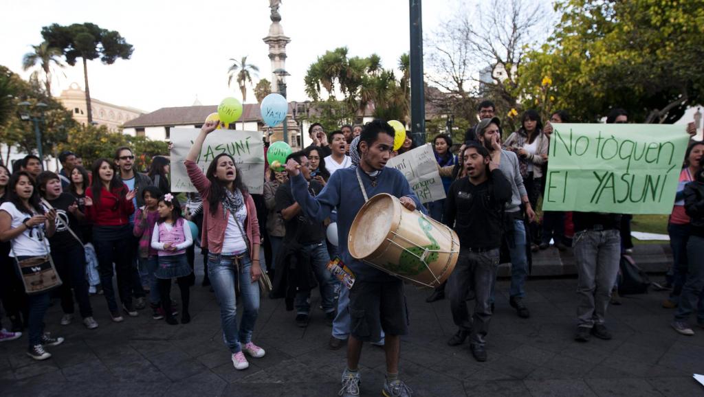 Manifestation à Quito contre l'exploitation du gisement pétrolier de Yasuni. Source REUTERS/Josue Leon