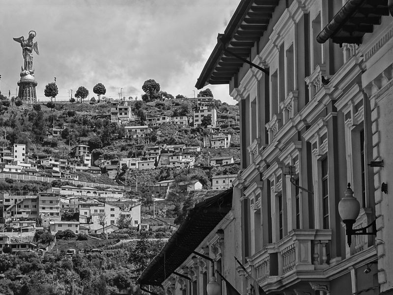 Rue Venezuela dans le centre historique de  Quito avec un aperçu du Panecillo