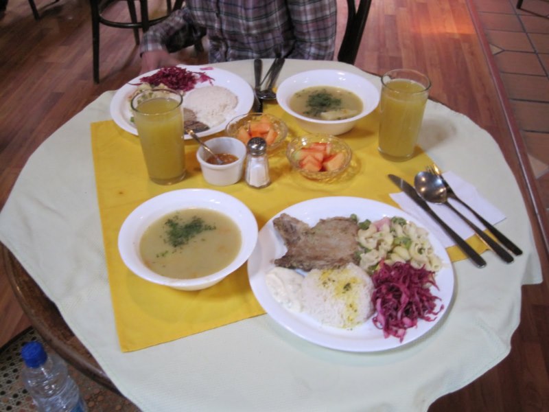 Un "almuerzo" typique à Cuenca avec entrée, plat, dessert et jus de fruit pour 3$