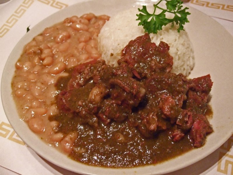 Un typique "seco de carne" pour le déjeuner : un ragoût de boeuf en sauce avec du riz