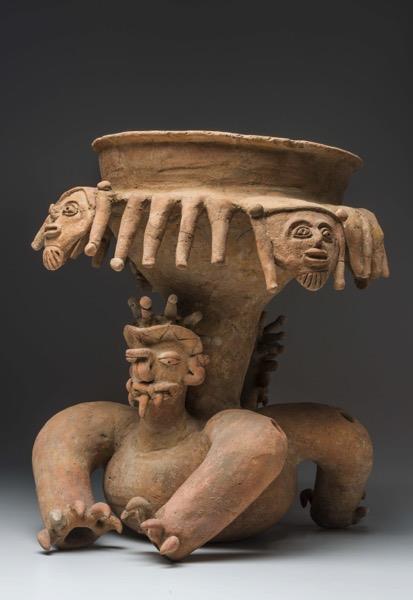 Grande coupe avec support de félin. Culture Bahía (500 av. J.-C.-500 apr. J.-C.). Céramique.© musée du quai Branly, photo de Christophe Hirtz.