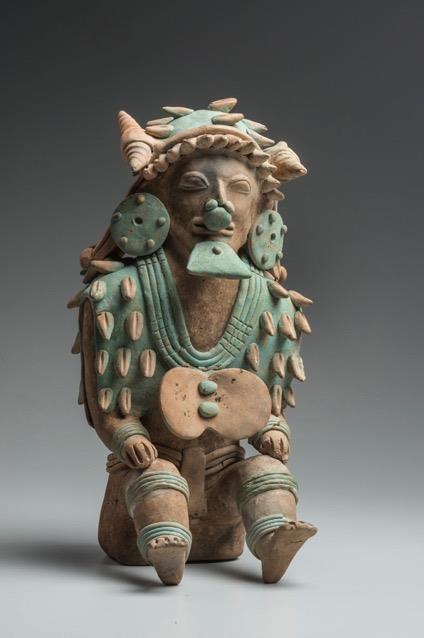 Personnage avec une coiffe-masque de coquillage marin. Culture Jama Coaque (350 av. J.-C.-400 apr. J.-C.). Céramique. © musée du quai Branly, photo Christophe Hirtz.