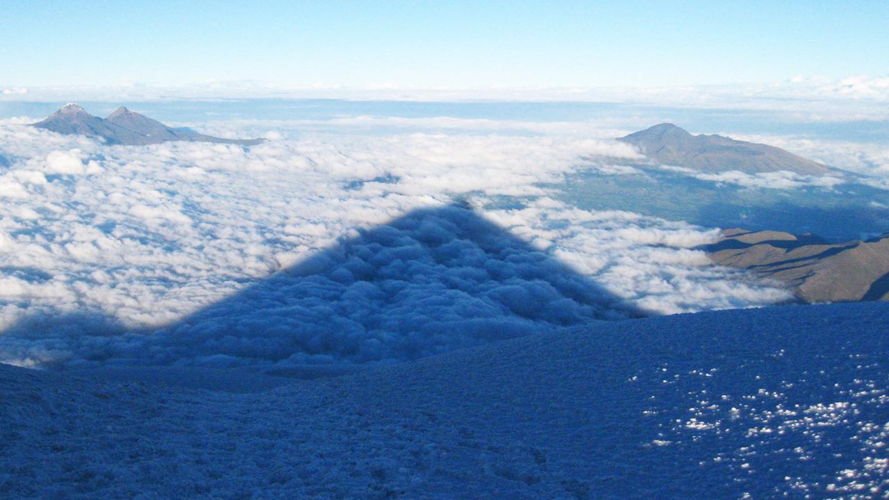 A l'aube, l'ombre du Cotopaxi sur la vallée