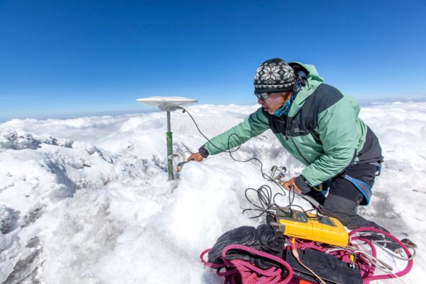 © Ñan / Juan Sebastián RodriguezFixation de l'antenne GPS au sommet du Chimborazo, le 5 février 2016