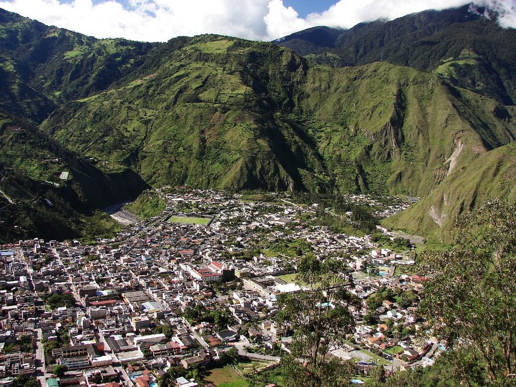 Le volcan Tungurahua et la ville de Baños