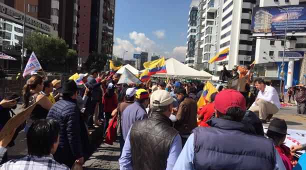 Manifestants devant la commission électorale à Quito (El Comercio)